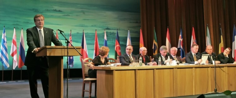 Министр иностранных дел Украины Константин Грищенко выступает во время V Всемирного Форума украинцев