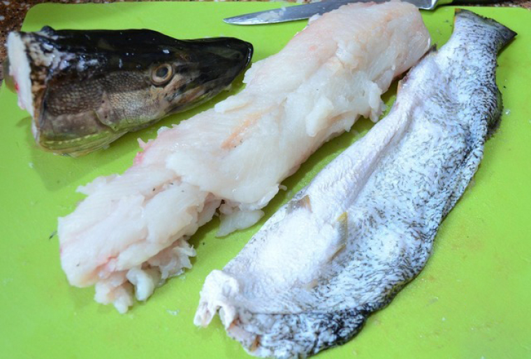 Когда с рыбы спущена шкура, а мясо отделено от костей, значит, самый хлопотный этап приготовления фаршированного деликатеса уже позади / povarenok.ru