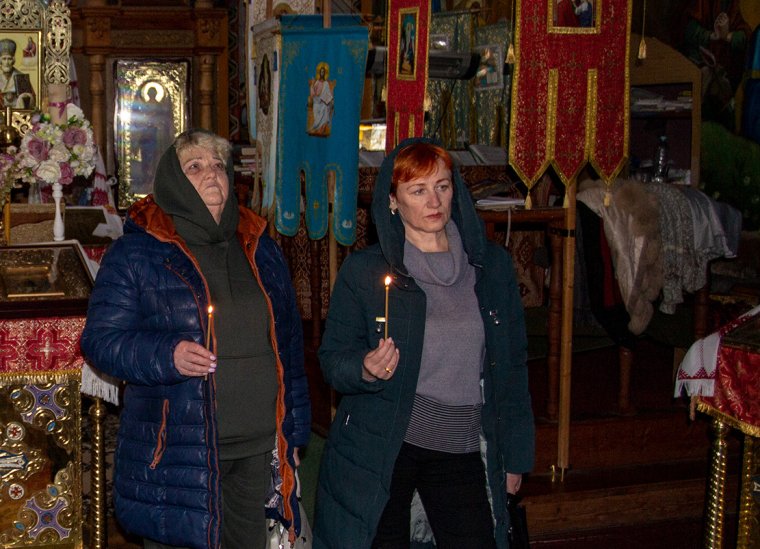 Ирина Роговик (слева) на молебне в Троицком монастыре (поселок Сатанов)