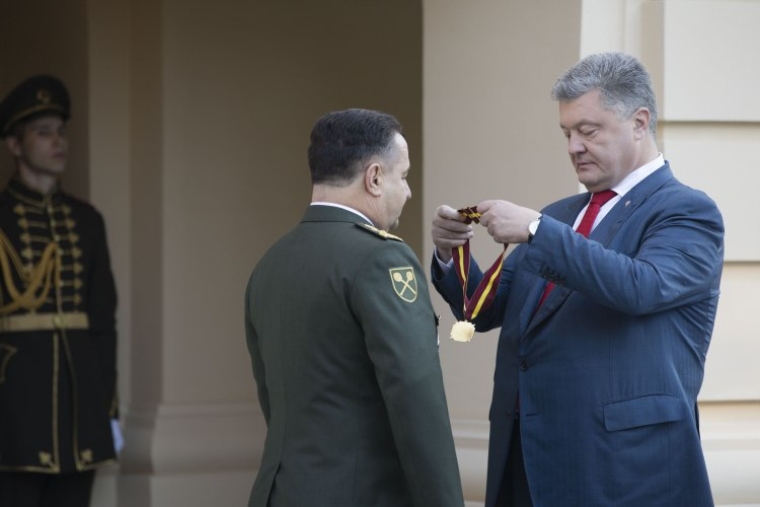 Президент Украины Петр Порошенко награждает министра обороны Степана Полторака