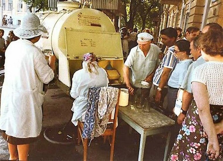 Вічна чергу у "жовтій бочки" цілком може служити доказом стабільного попиту на хлібний квас у жителів колишнього СРСР