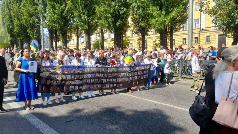 Родичі захисників на марші в центрі Києва/фото: УНІАН