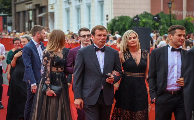 Микола Скорик з дружиною на червоній доріжці Одеського кінофестивалю