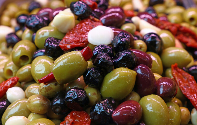 На внутренних рынках "оливковых" стран привычные нам консервированные маслины фигурируют редко. Зато посоленные или заквашенные по традиционным технологиям присутствуют в изобилии / Shutterstock