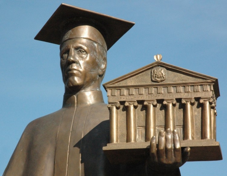 Скульптурна композиція біля Міжнародного гуманітарного університету в Одесі, в якій можна легко впізнається Сергій Ківалов.