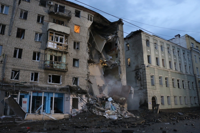 Ракета попала в шестиэтажное здание в Харькове.