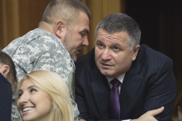 Министр внутренних дел Украины Арсен Аваков и народный депутат Юрий Береза во время заседания Верховной Рады