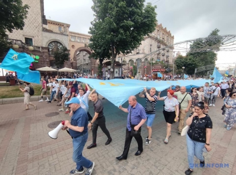 Активисты с крымскотатарским флагом