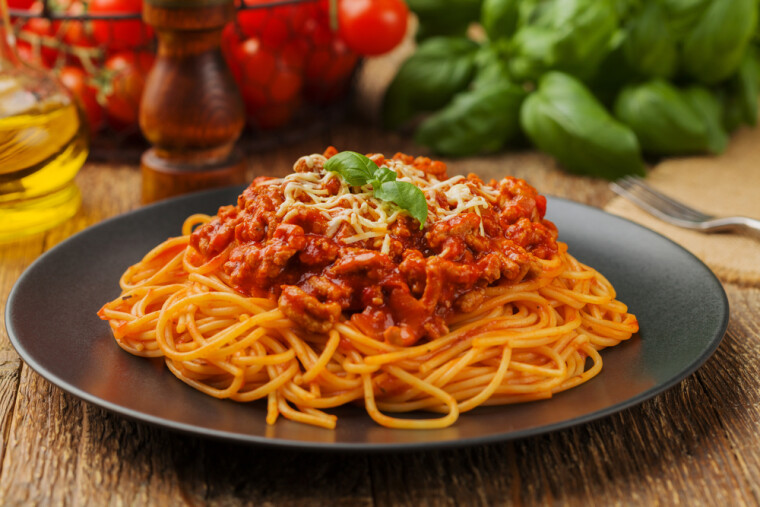 Классическая подача изобретенного в Болонье рагу, более известное нам как соус болоньезе  — на оригинальной итальянской лапше с красивым именем тальятелле