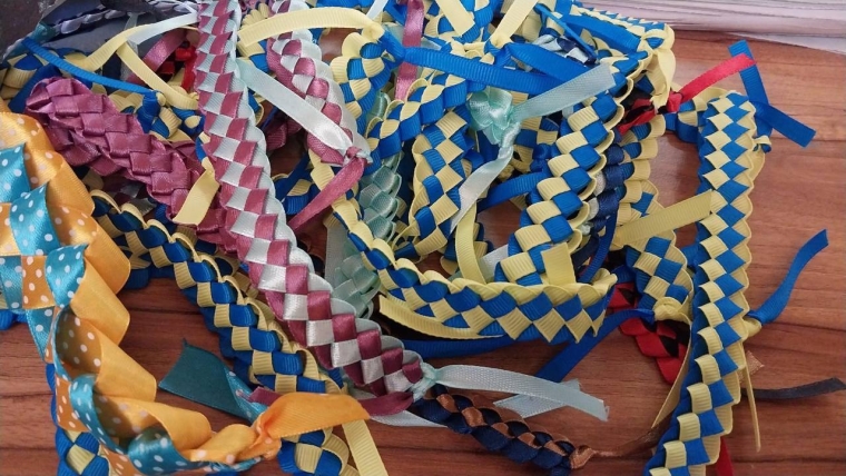 Девочки-школьницы на Хмельнитчине продают патриотические браслеты