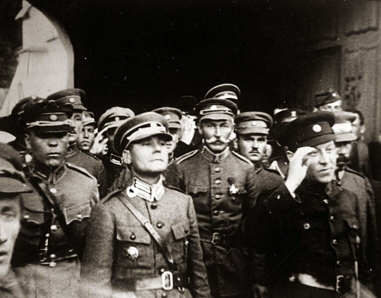 Симон Петлюра зі старшинами армії УНР. В центрі на першому плані – полковник Марко Безручко
