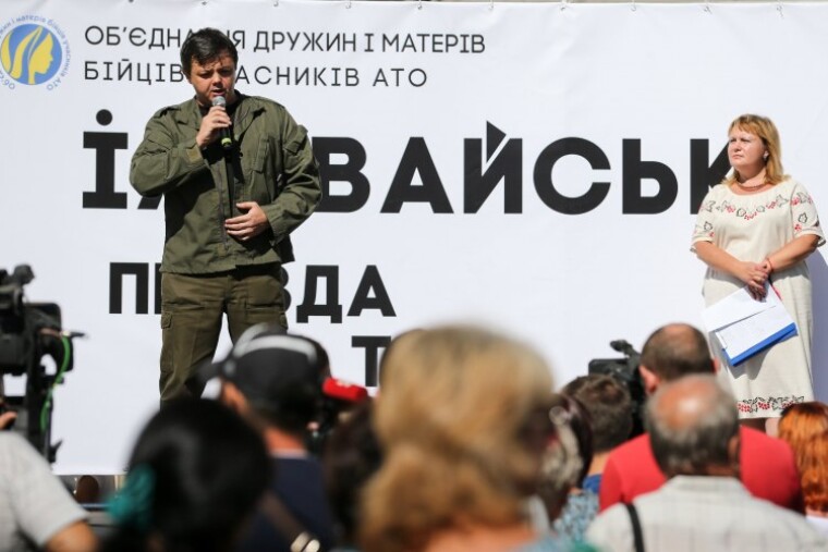 Народный депутат Украины Семен Семенченко во время мероприятия, посвященного памяти погибших и пропавших без вести во время Иловайской трагедии бойцам 27 августа 2016 г.