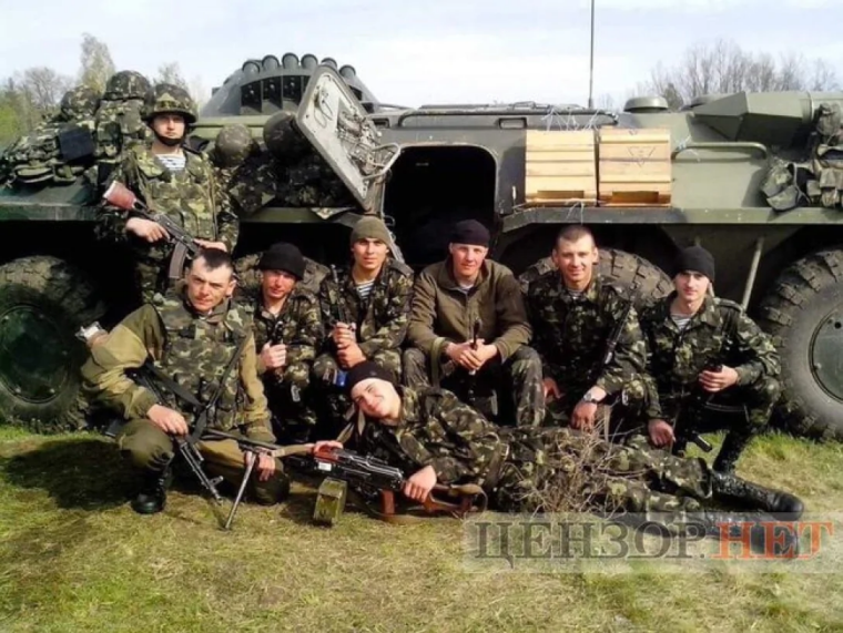 Вадим Сухаревский (в черной шапке посередине) с бойцами