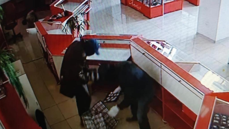 Вооруженные пистолетами нападавшие зашли в ювелирный магазин
