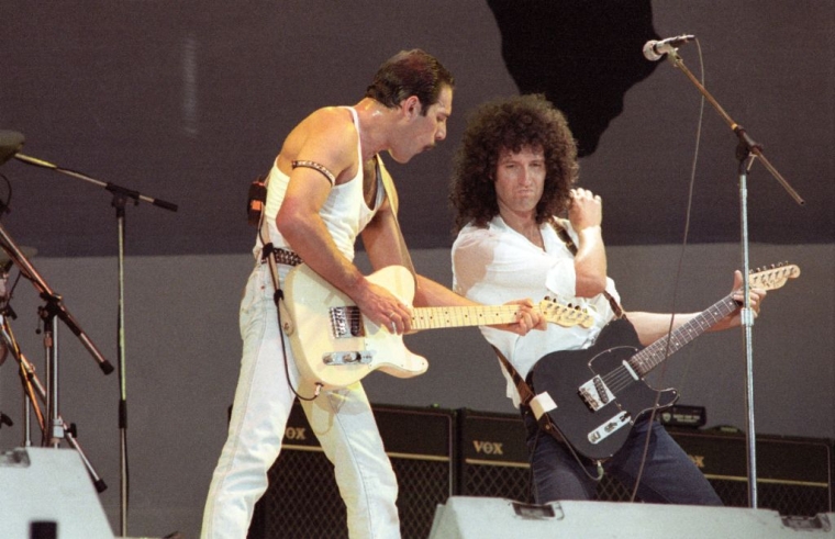 Фредди Меркьюри и Брайан Мэй выступают на концерте "Live Aid"