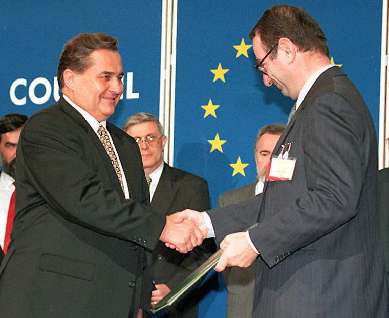 Премьер-министр Украины Евгений Марчук (слева) и генеральный секретарь СЕ Даниэль Таршис, Страсбург, 1995 г.