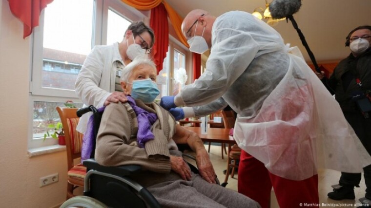 Эдит Квойцалла получает прививку от коронавируса