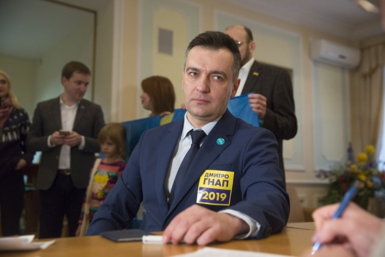 Дмитро Гнап реєструється в Центральній виборчій комісії