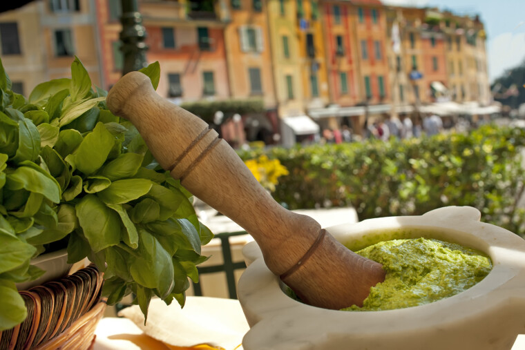 Для виготовлення класичного Pesto alla genovese вкрай необхідні мармурова ступа і дерев'яний товкач/visitgenoa.it