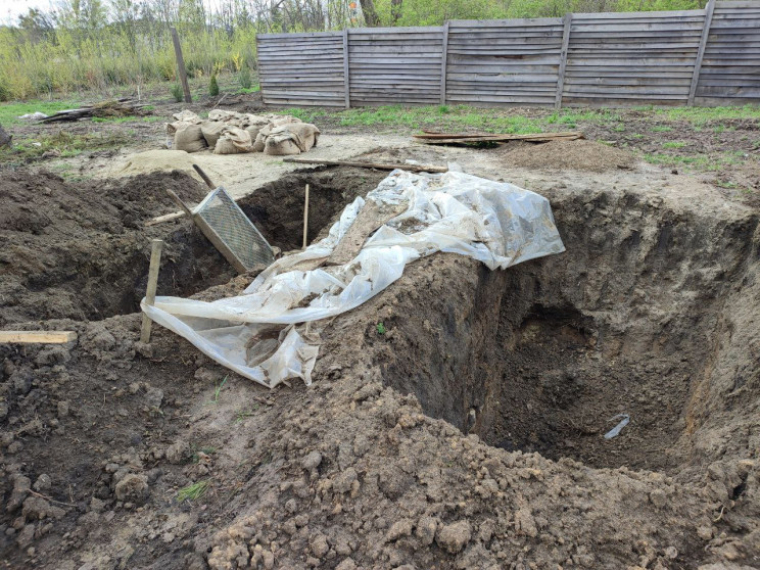 Місце невідомого поховання в лісгоспі у Тростянці. Фото Depo.Харків