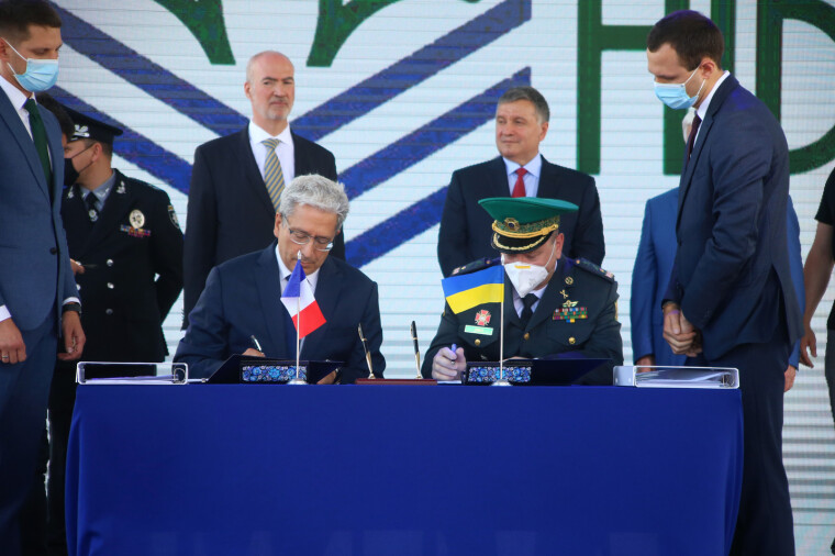 Украинская компания "НИБУЛОН" и французская компания ОСЕА подписали договор о строительств патрульных катеров /