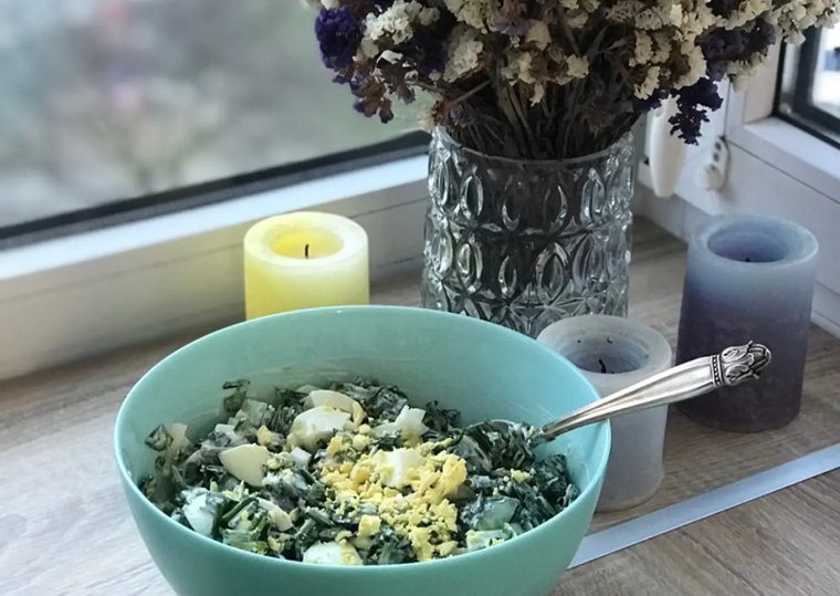 Всего лишь черемша, яйцо и щепотка соли – и вкусный полезный салат готов