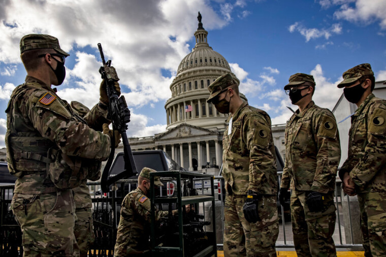 Солдатам Національної гвардії Вірджинії видають гвинтівки і бойові патрони біля будівлі Капітолію