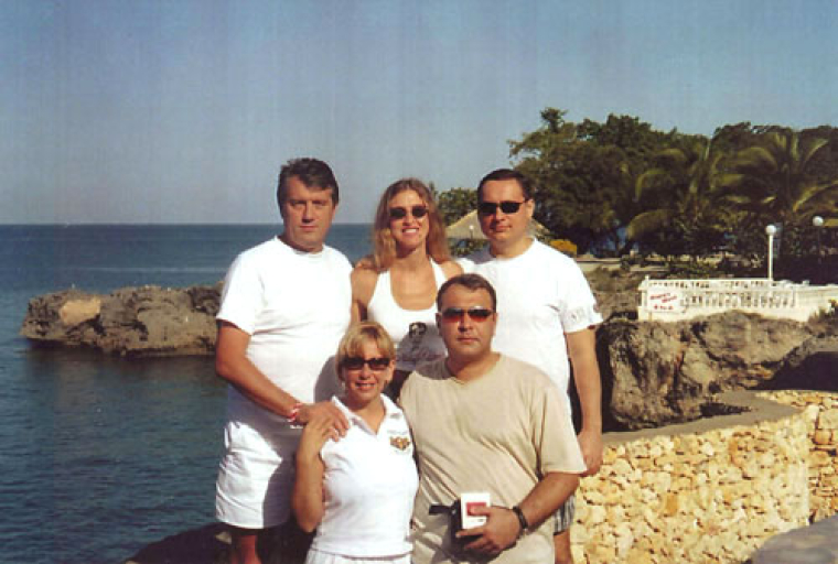Микола Мартиненко (праворуч) з дружиною Ганною, Віктор Ющенко (ліворуч) з дружиною Катериною та Давид Жванія