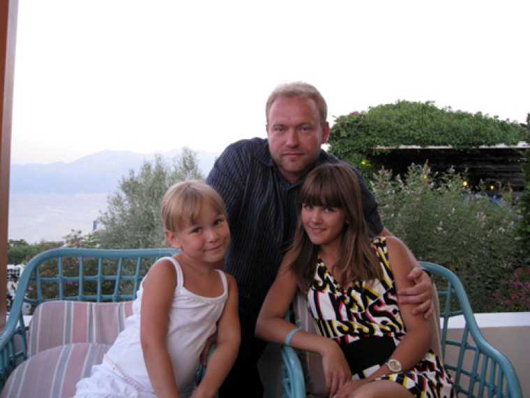 Василий Волга с дочерьми