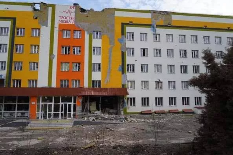 Последствия российского обстрела больницы в Тростянце Сумской области, 23 марта 2022 года