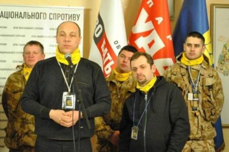 Андрей Парубий, слева, Евгений Дейдей, справа на втором плане, во время Евромайдана