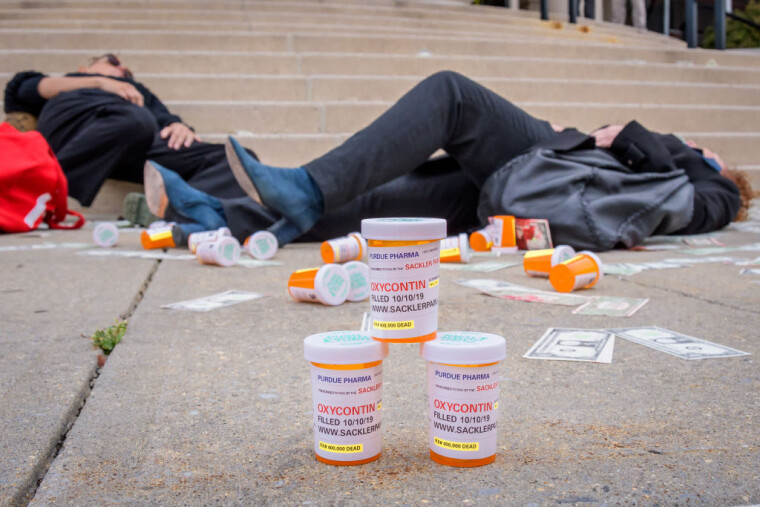 Акция протеста перед федеральным судом Южного округа Нью-Йорка в Уайт-Плейнс, где проходило слушание дела о банкротстве Purdue Pharmaceuticals, 2019 г.  / Getty Images
