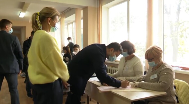 Елена и Владимир Зеленский на избирательном участке