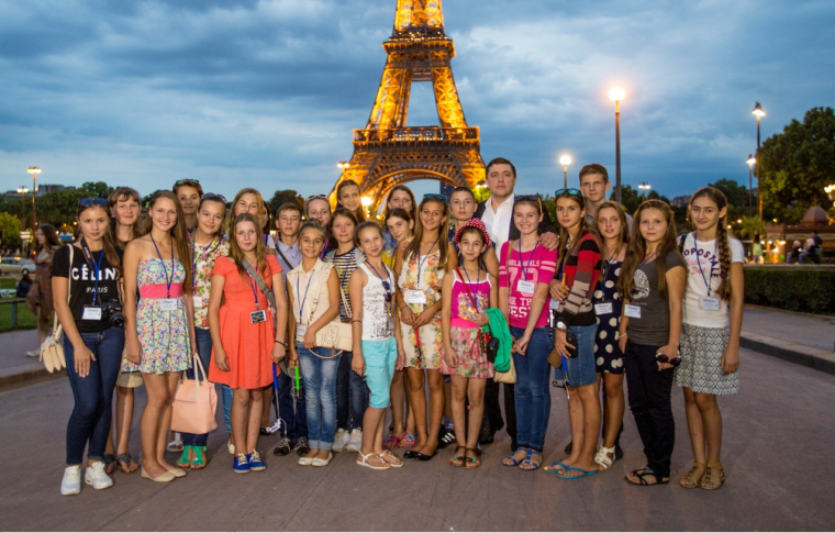 Александр Дубовой и украинские школьники в Париже