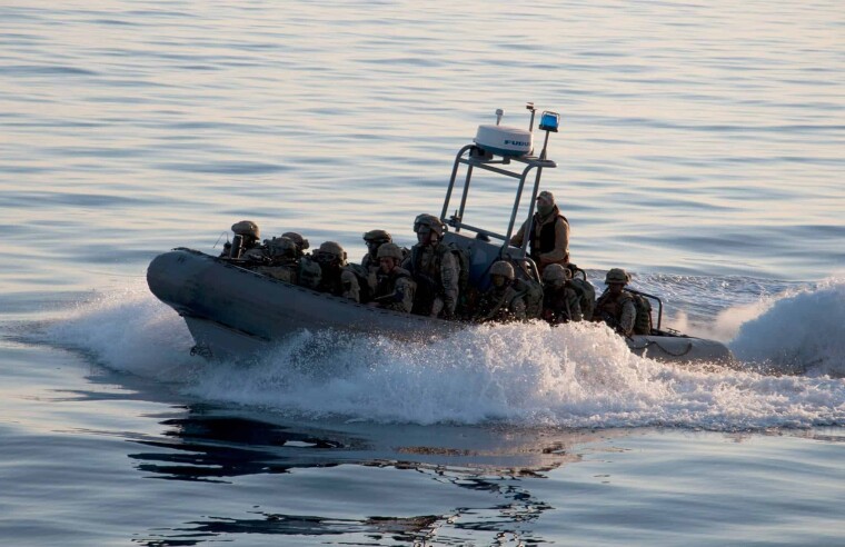 Морские пехотинцы на скоростной лодке Willard Sea Force 730
