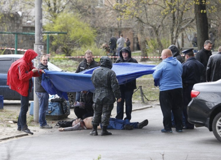 Тело журналиста Олеся Бузины возле дома