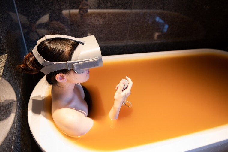 Японські курорти з гарячими джерелами завантажують на YouTube відеоматеріали, які можна переглядати за допомогою VR-гарнітур у себе вдома у ванній