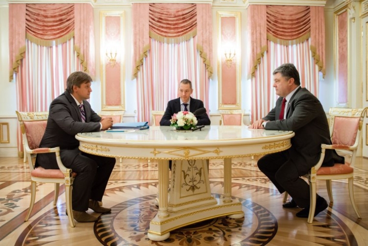 Президент Украины Петр Порошенко (справа) во время встречи с новым постоянным представителем главы государства в Кабинете Министров Александр Данилюк, 2014