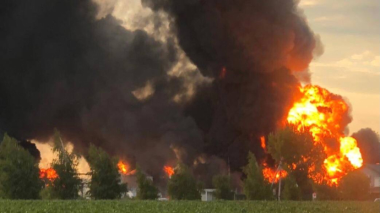 Последствия обстрела нефтебазы на Днепропетровщине, 19 июня