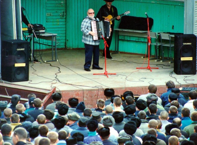 Ян Табачник (на сцені) виступає з концертом перед ув'язненими в'язниці посиленого режими N51 в Одесі, 1999р.