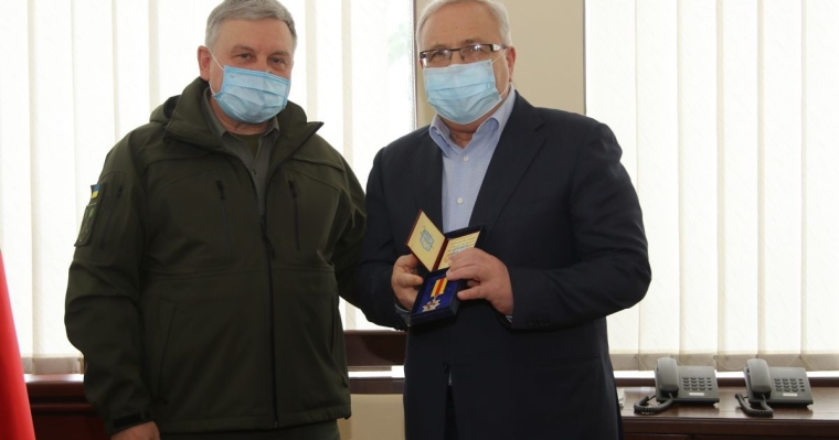 Министр обороны Андрей Таран наградил мэра Кривого Рога Юрия Вилкула медалью "За содействие Вооруженным Силам Украины"