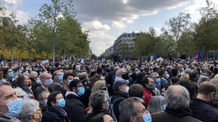 Протест из-за убийства учителя во Франции