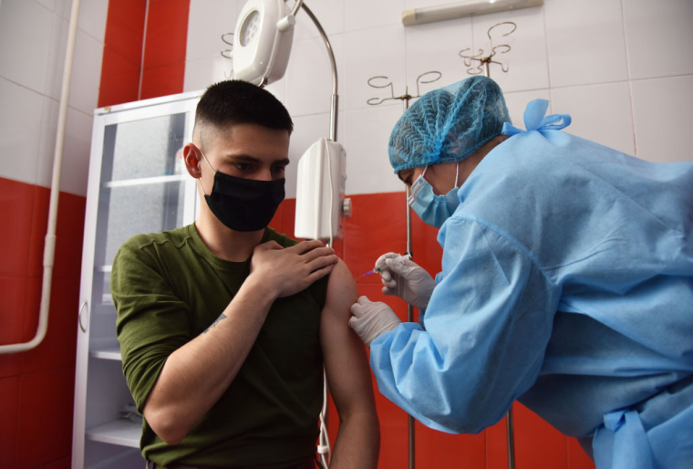 Медичний працівник вводить дозу вакцини AstraZeneca