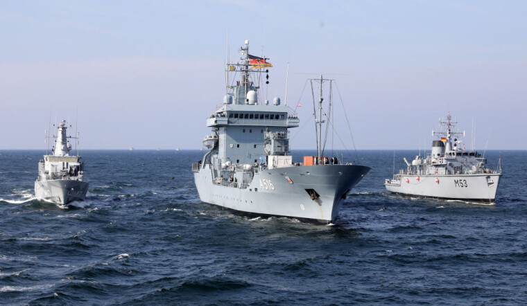 ВМС Німеччини можуть похвалитися 65 кораблями: 10 фрегатами, 5 корветами, 10 мінними тральщиками, 6 субмаринами, 11 суднами постачання і 20 допоміжними суднами різного призначення