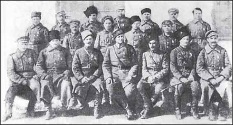 Група учасників Другого Зимового походу перед виїздом в Україну.  Вересень 1921-го