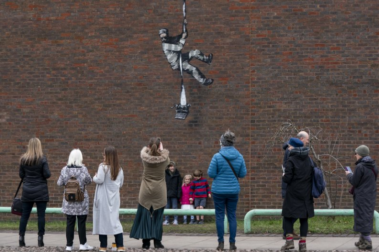Мурал Бенксі на стіні Редінгської в'язниці. В'язень тікає з друкарською машинкою — символом вдячності за творчість Оскара Вайлда, який був тут ув'язнений, Велика Британія, 5 березня 2021