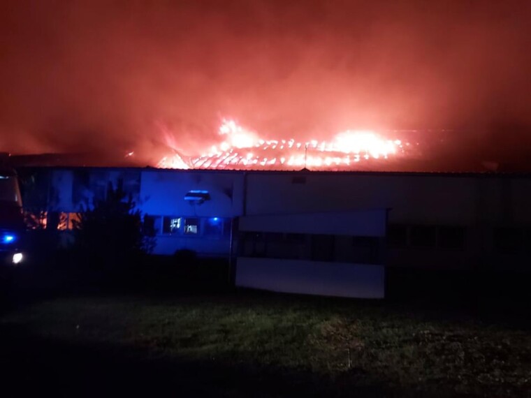 Фото палаючої будівлі фабрики