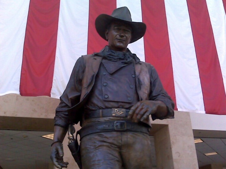 Статуя Джона Уэйна в John Wayne Airport