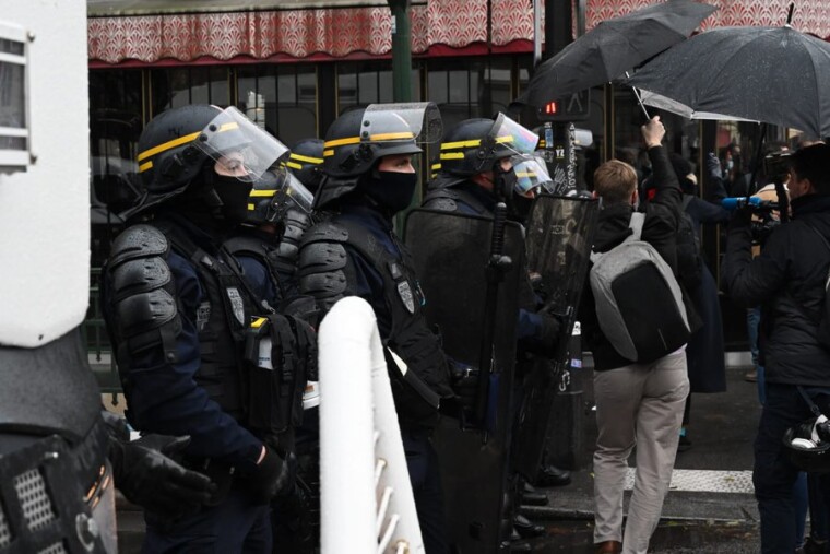 Полицейские в Париже