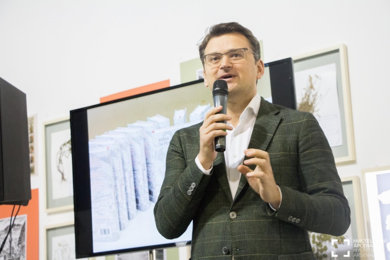 Дмитрий Кулеба во время презентации своей книги